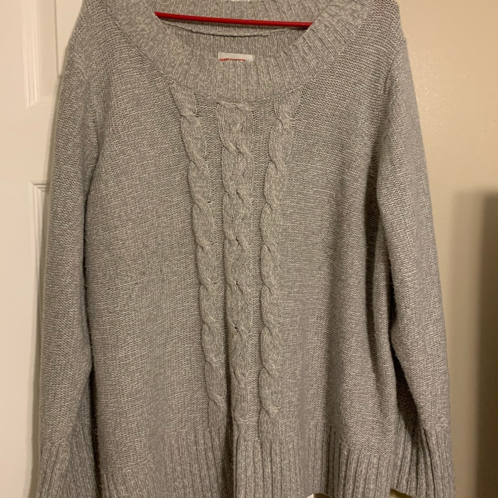 Super comfy sweater, nice detail and design